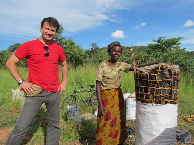 mujeres vendiendo carbon en la carretera
